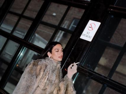 Dua Lipa thyen rregullat (FOTO)