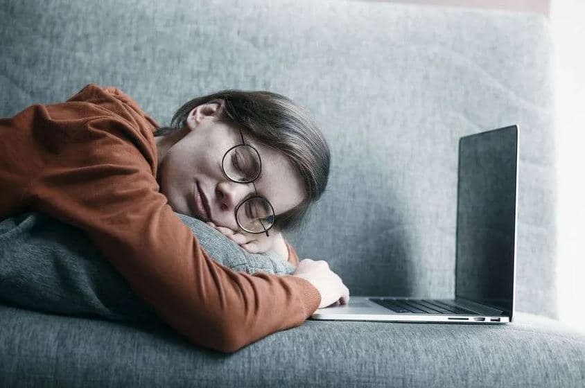 7 këshilla për të luftuar përgjumjen dhe për të rritur energjinë në punë