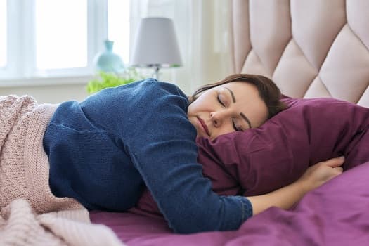 Gjumi i mjaftueshëm ndihmon në ruajtjen e peshës trupore
