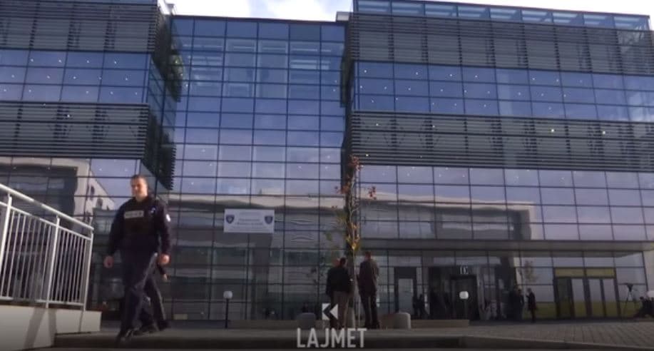 Shpërfilli gjykatën, por Kurti ende s'u gjobit (VIDEO)