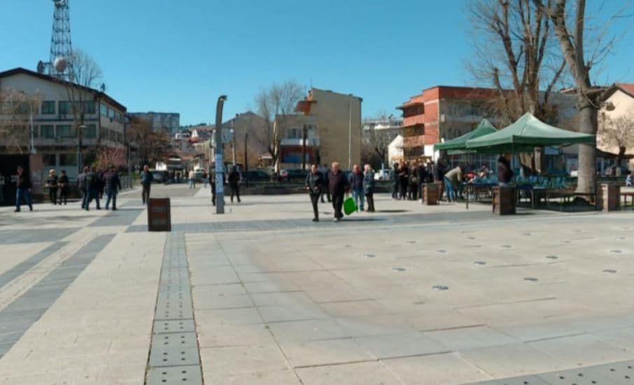 Një ditë pas varrimit të viktimave, Koçani sot ishte tërësisht i heshtur