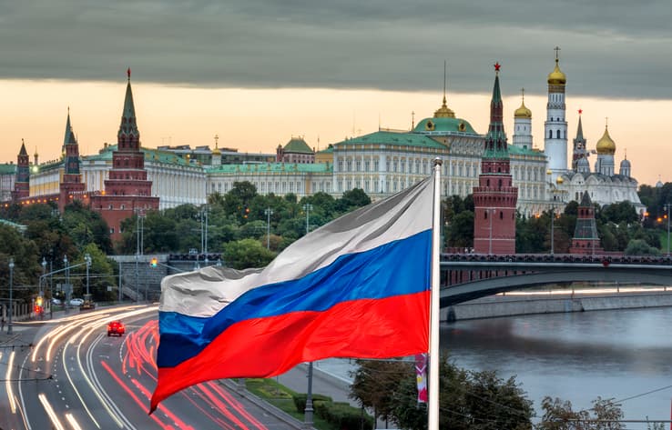 Kremlini mirëpret pauzimin e ndihmës amerikane për Ukrainën