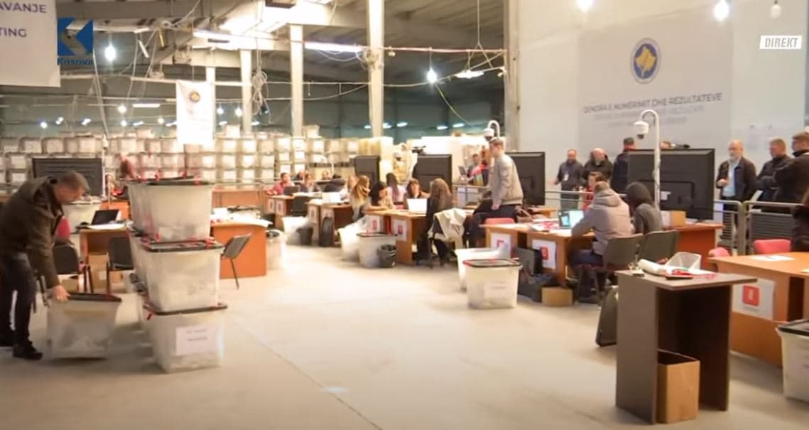 Numërimi i votave vazhdon, përplasje mes përfaqësuesve të AAK-së dhe VV-së për vlefshmërinë e një fletëvotimi (VIDEO) 