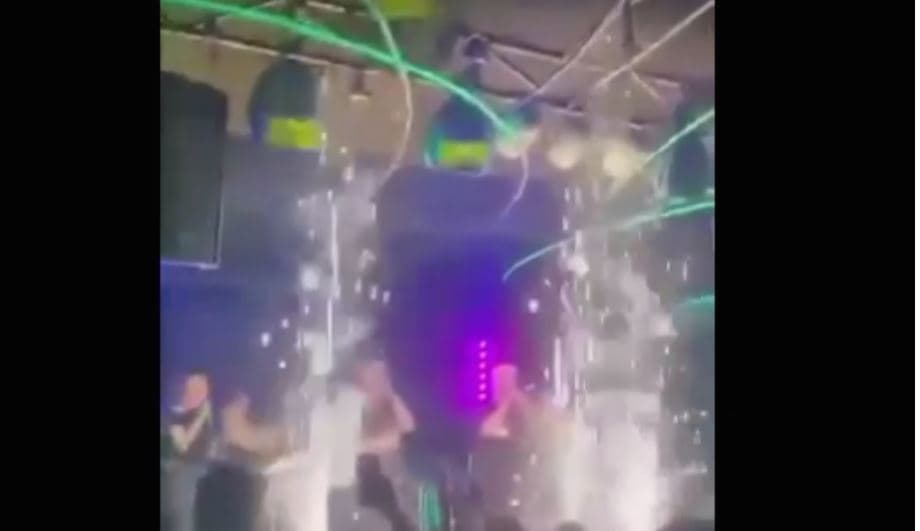 Zjarri në diskotekën në Maqedoni të Veriut dyshohet se ndodhi nga mjetet piroteknike