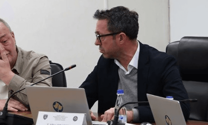 Burri i Albulena Haxhiut eskalon në ofendime ndaj opozitës: Ju jeni krim, merrni përdorni syze