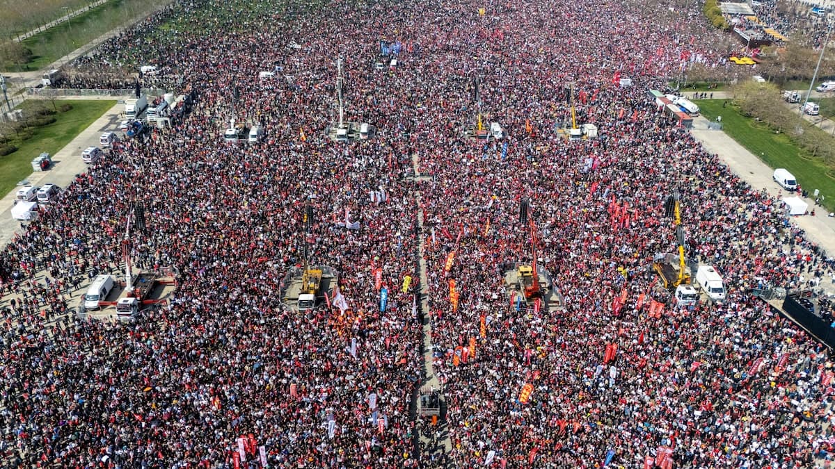 Qindra mijëra turq protestojnë në Stamboll kundër burgosjes së rivalit kryesor të Erdoganit