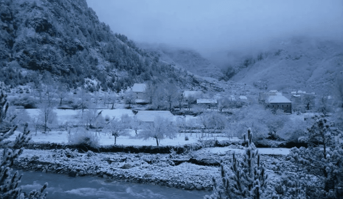Reshje bore në Theth, garantohet qarkullimi i automjeteve (VIDEO)