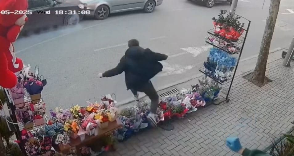 Momenti kur qytetari në Tiranë shpëton shoferin që mbeti pa ndjenja në timon