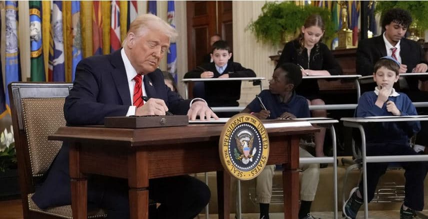 Trump nënshkruan urdhrin ekzekutiv për shpërbërjen e Departamentit Amerikan të Arsimit
