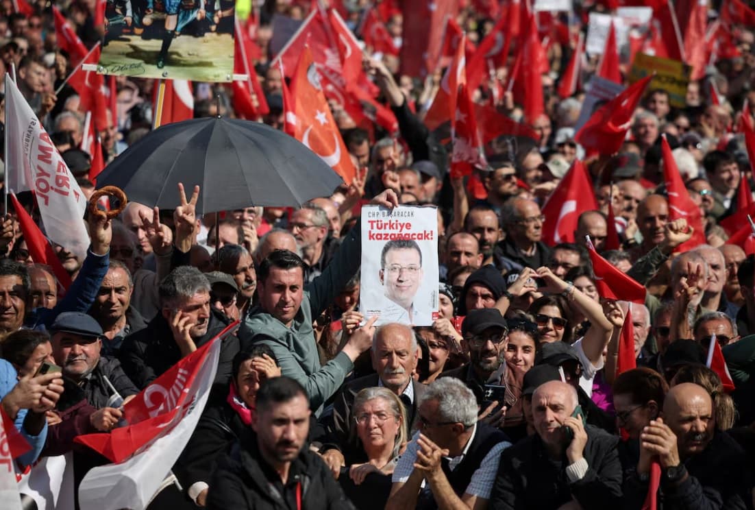 Turma të mëdha tubohen në Stamboll kundër burgosjes së rivalit kryesor të Erdoganit