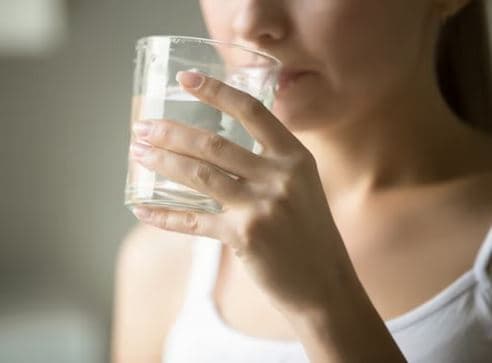 Uji i vakët ndihmon në pastrimin e trupit