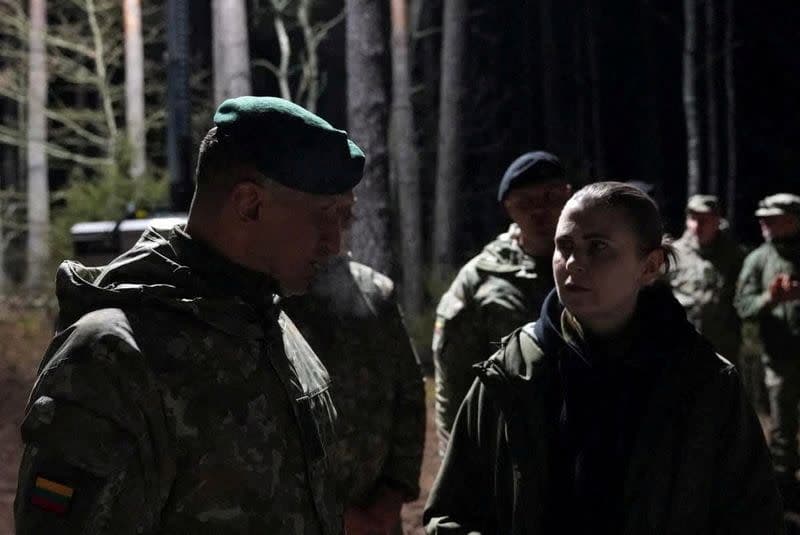 Ekipet e shpëtimit në Lituani nxjerrin automjetin e ushtarëve amerikanë të zhdukur