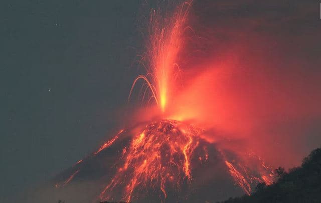 Shpërthen një vullkan i Indonezisë, anulohen disa fluturime në Bali
