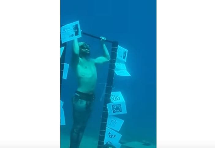 Zhytësi egjiptian thyen rekordin botëror për ushtrime nënujore në Detin e Kuq (VIDEO)