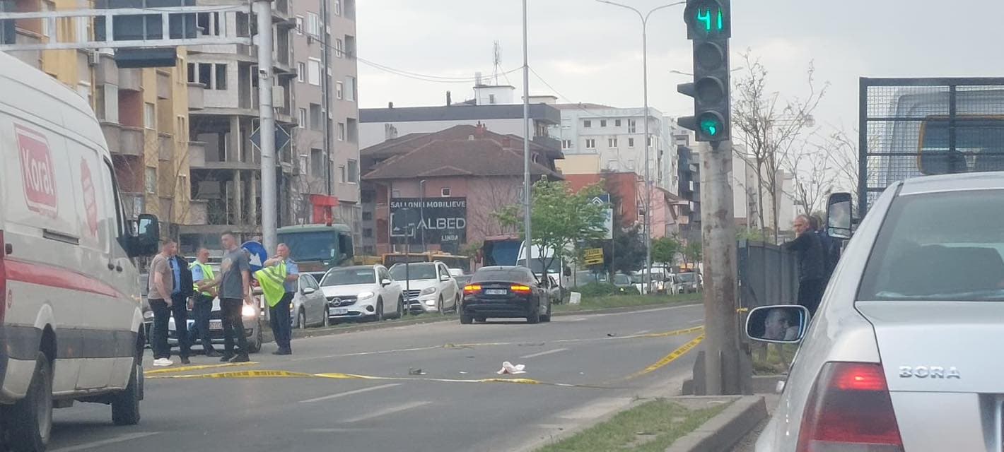 Goditet nga vetura një këmbësor në Fushë Kosovë (FOTO)