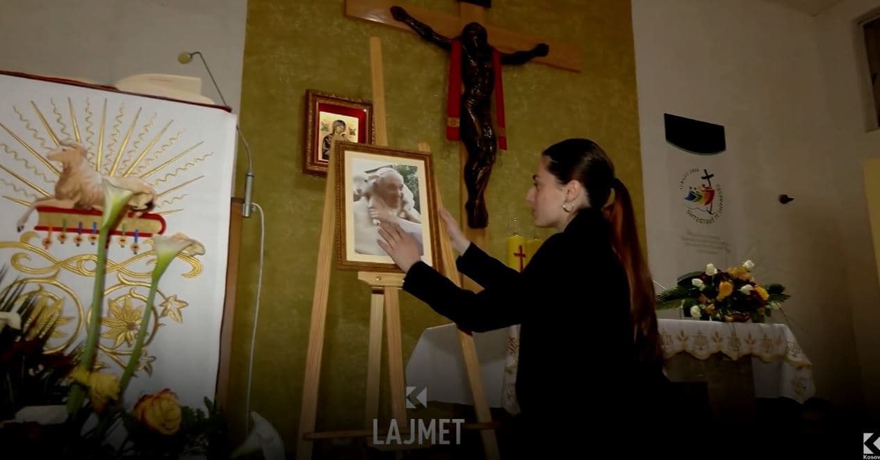 Takimi në Vatikan, kush është shqiptarja që u prit nga Papa? (VIDEO)