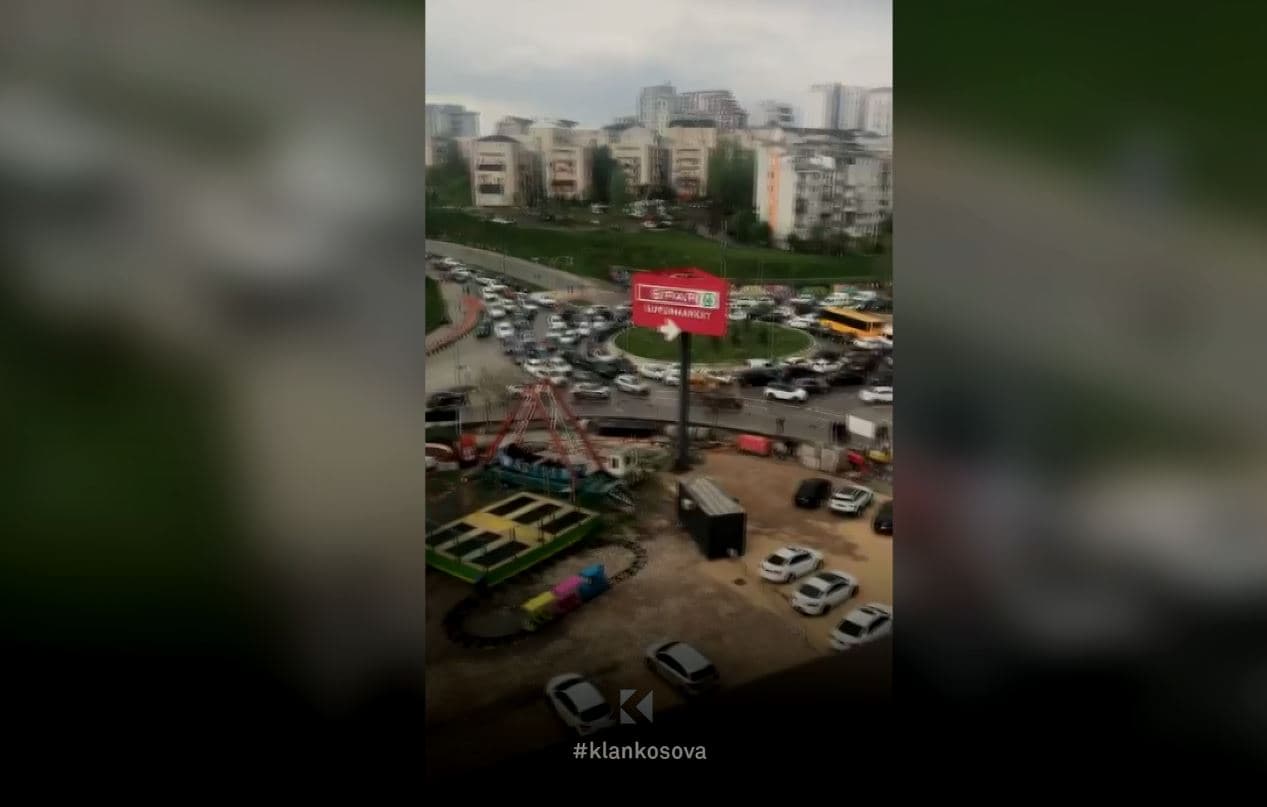 "Kanalizimi" bllokon rrethin e madh te Rruga B (VIDEO)