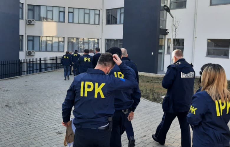 Ky është njëri prej zyrtarëve policorë që u arrestua për ryshfet në Pejë (FOTO)