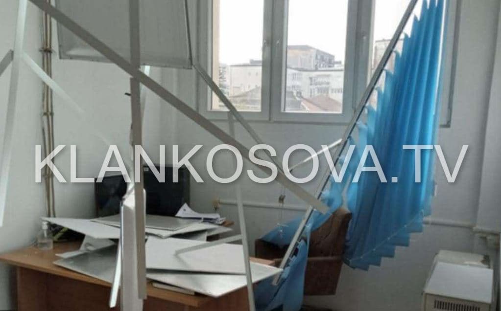 Dy punonjës lëndohen nga rënia e tavanit të Zyrës për Punësim në Lipjan
