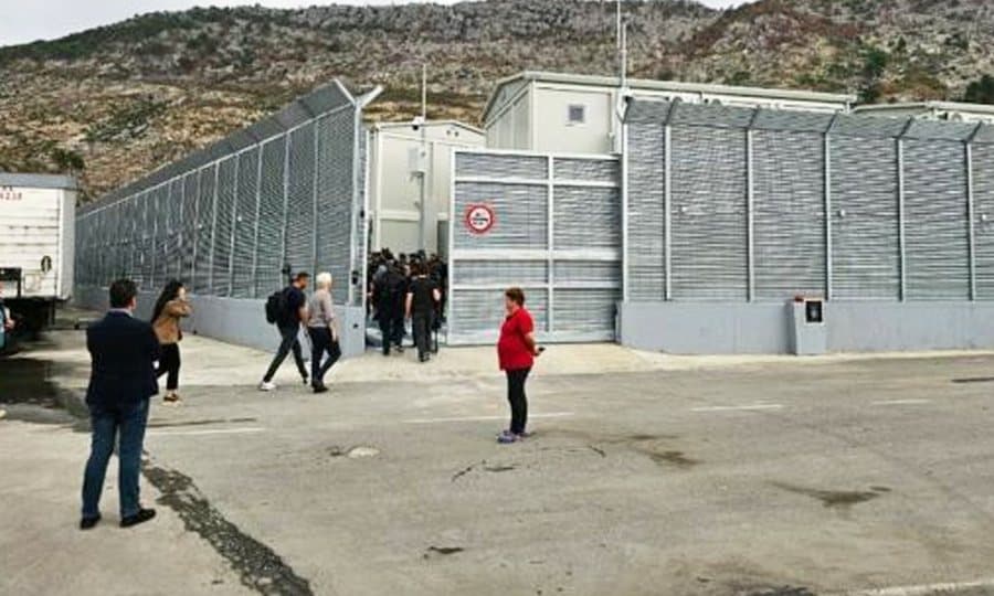 I dënuar për disa krime, riatdhesohet emigranti parë që mbahej në Gjadër
