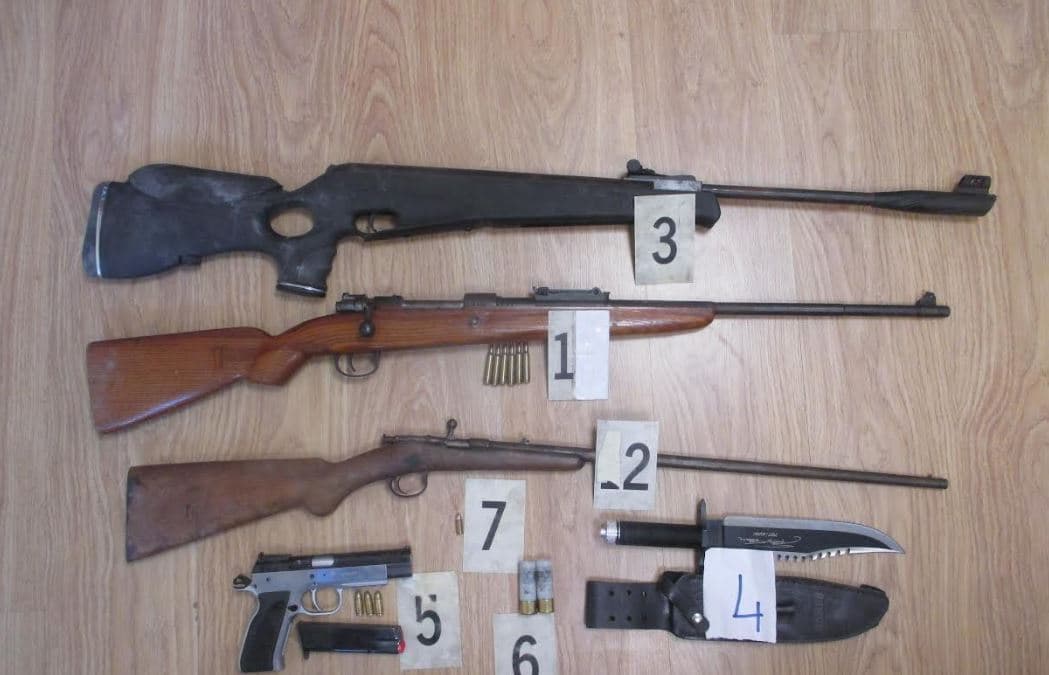 Deçan, arrestohen dy persona, sekuestrohen pesë armë zjarri, fishekë dhe një thikë