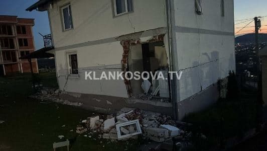Tre persona u lënduan, pamje nga vendi ku ndodhi shpërthimi i bombolës në Bajr të Mitrovicës (VIDEO)