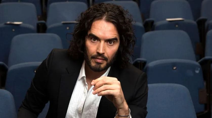 Aktori britanik, Russell Brand akuzohet për përdhunim