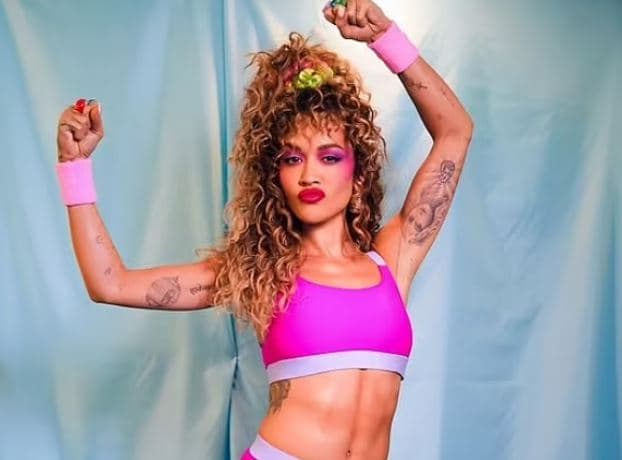 Rita Ora vesh bluzë neon të viteve '80, jep këshilla për trup të bonifikuar