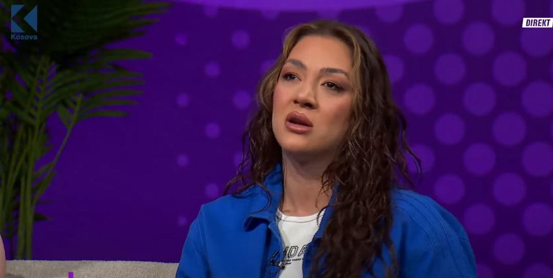 "Sulmohet ekipi i Pejës" - Fluturojnë karriget mes tifozëve të Peja dhe Golden Eagle Ylli (VIDEO)