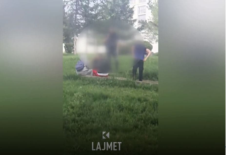 Një grup djemsh dyshohet se po konsumojnë substanca narkotike në park, banorët të shqetësuar 