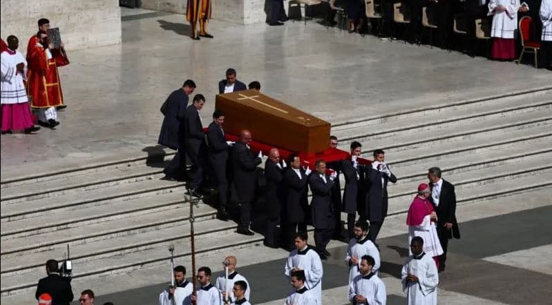 Nis ceremonia e funeralit të Papa Françeskut
