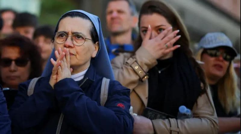 Vatikani thotë se 200 mijë njerëz po marrin pjesë në funeralin e Papës