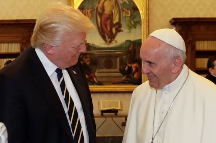 Trump e thotë me shaka: Do të doja të isha Papë 