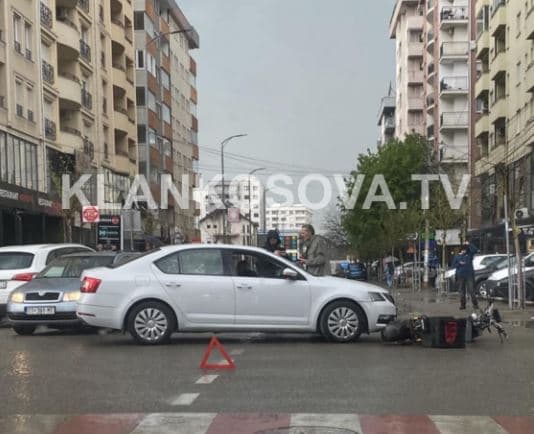 Aksident mes veturës dhe motoçikletës në Fushë Kosovë (FOTO)