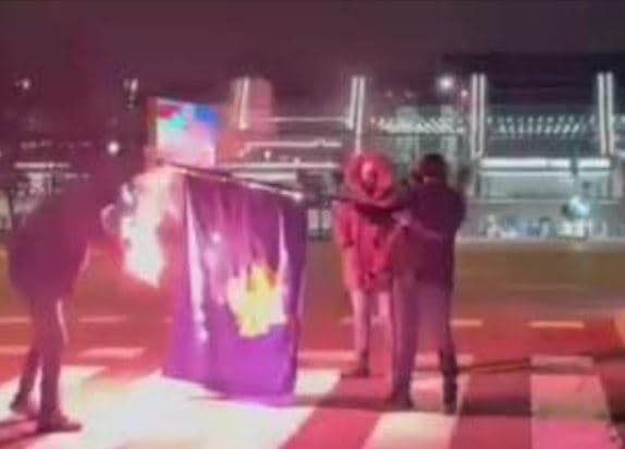 Çmenduria e radhës serbe, tifozët e "Yllit të Kuq" djegin flamurin e Kosovës (VIDEO)