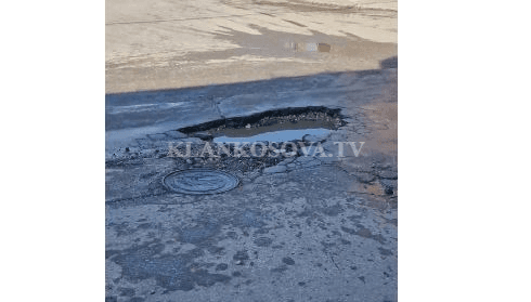 “25cm e thellë”, gropa në një rrugë të Ferizajt po shqetëson banorët (VIDEO)