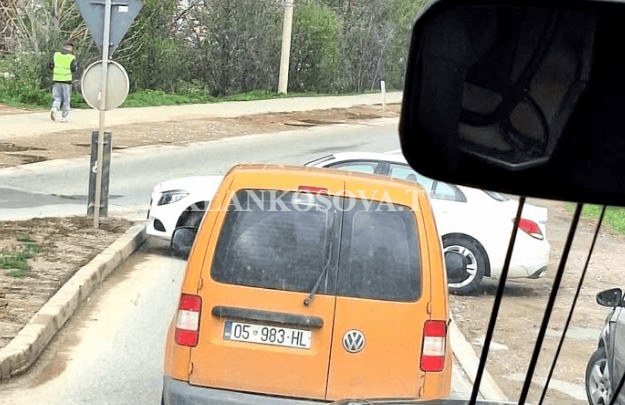 Mërgimtari bllokon rrugën për interesa të veta në Duhël, ankohen banorët (FOTO)
