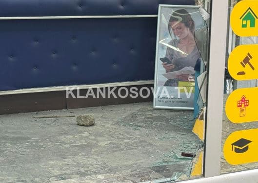 Shpërthimi në zyrën e Postës në Zveçan, pamje nga vendi i ngjarjes (FOTO)