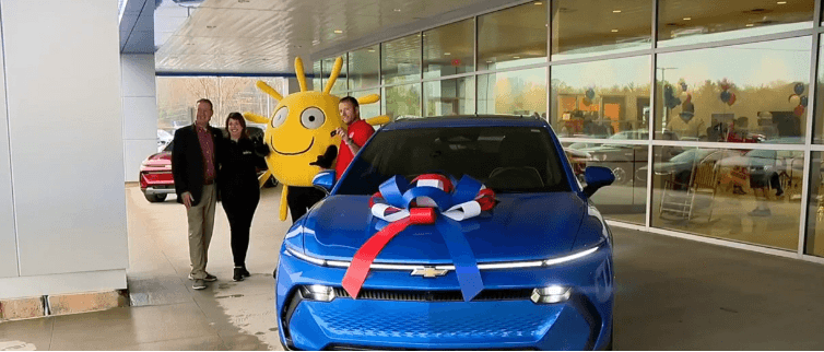 Ish-ushtaraku i plagosur amerikan që kishte shërbyer në Kosovë, merr dhuratë automjet elektrik