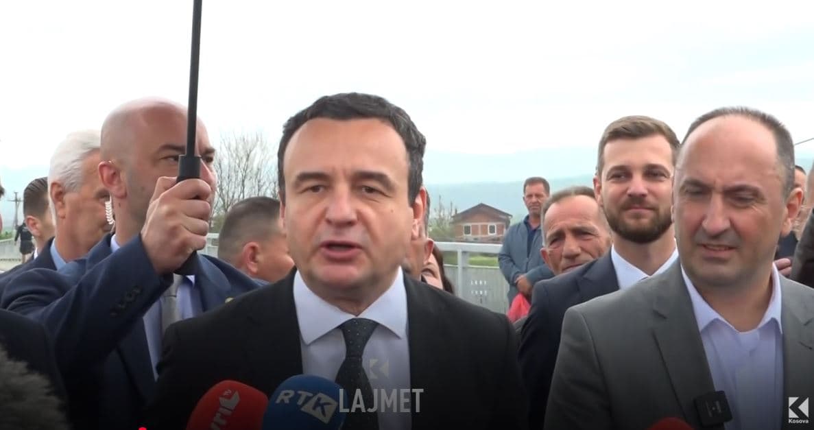 Kriza në Kuvend: Kurti pyetet për Haxhiun, flet për shi e ura (VIDEO)