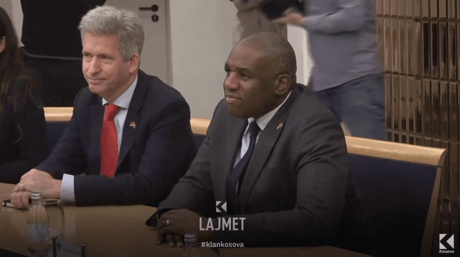 Qëndrimi i Londrës: Beogradi gënjen, s’duam ta rrëzojmë Vuçiqin (VIDEO)