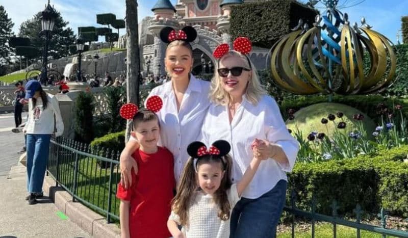 Learta Jakupi shkon me fëmijët dhe nënën në Disneyland