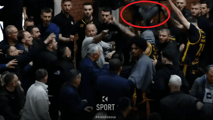 Tension në Suharekë, një karrige u hodh në drejtim të lojtarëve të Pejës (VIDEO)