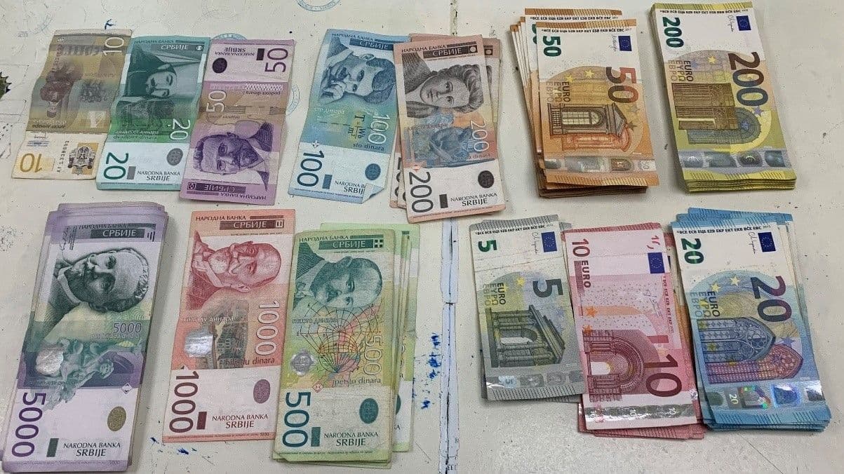 Shoferit në Bërnjak i gjenden mbi 11 mijë euro dhe 79 mijë dinarë serbë