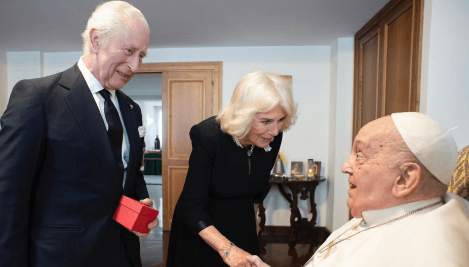 Del fotografia e takimit të Mbretit dhe Mbretëreshës me Papën në Vatikan