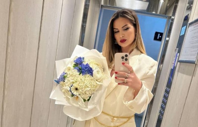 Ryva Kajtazi pranon apo dhuron buqetë me lule?