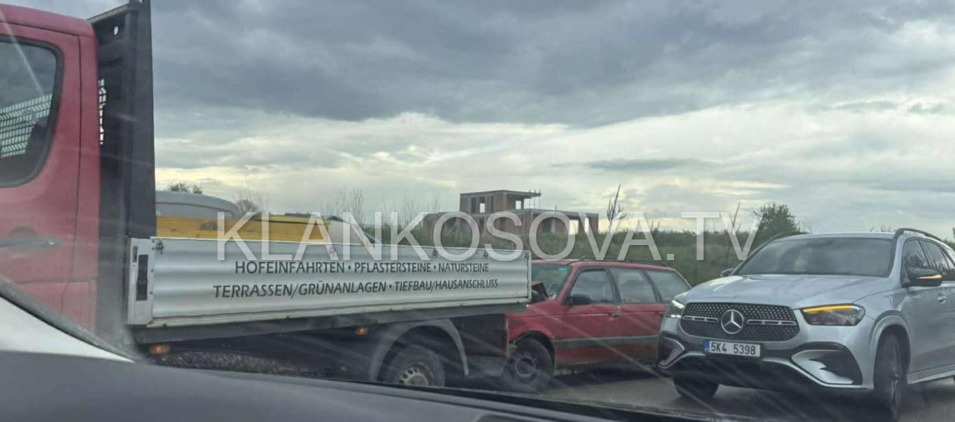 Një person lëndohet nga aksidenti mes dy veturave në Gllarevë të Klinës