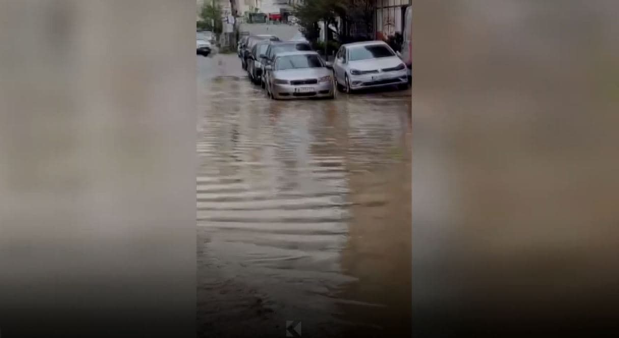 Reshjet e mëdha të shiut e bllokojnë qarkullimin në rrugën "Besnik Osmani" në Ferizaj (VIDEO)