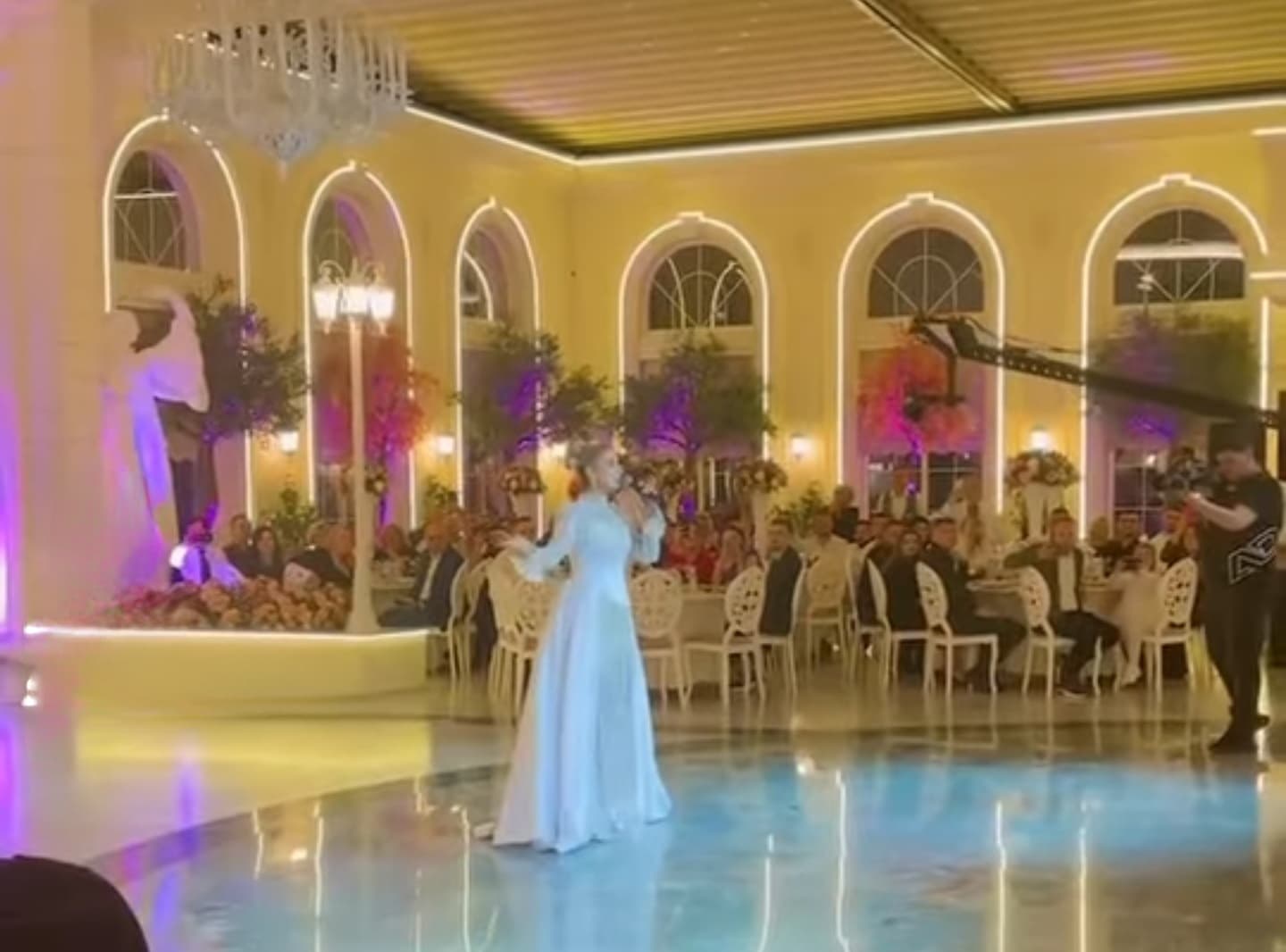 Surpriza që s’e priste askush - nusja mahniti dhëndrin me këngë dedikim (VIDEO)