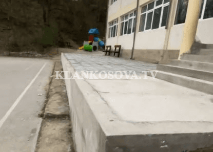 Shkallët e një shkolle në Kamenicë u ndërtuan “pak” më ndryshe (VIDEO)